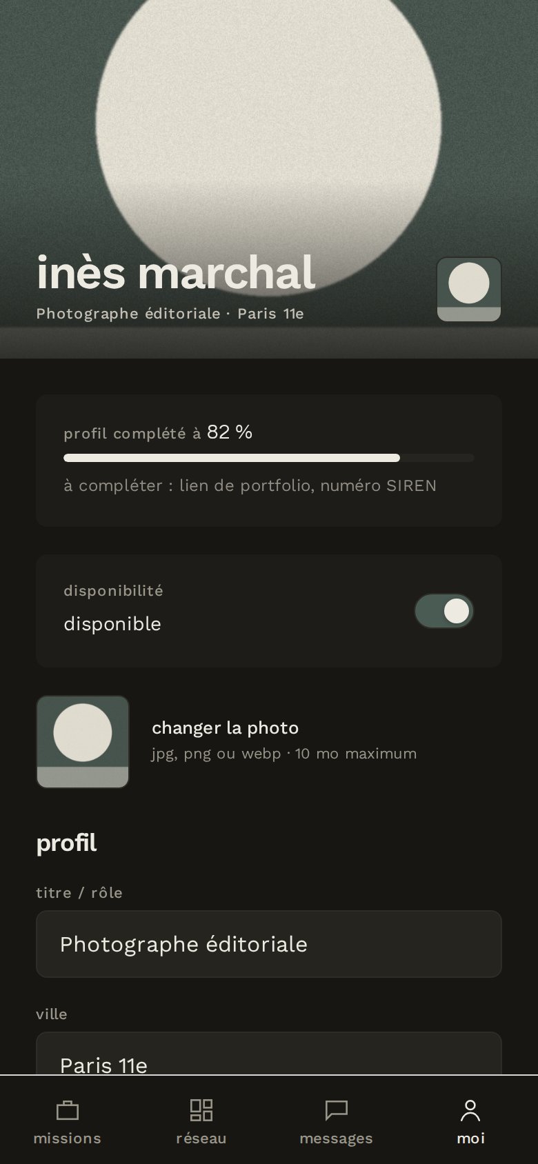 Le profil du talent : jauge de complétude, disponibilité, photo, champs à remplir, capture d’écran, données de démonstration